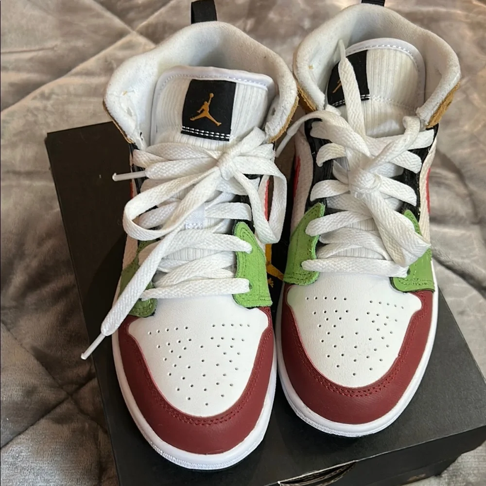 Nike Air Jordan 1 Mid "Messy Room" Runners - Picture 5 of 6